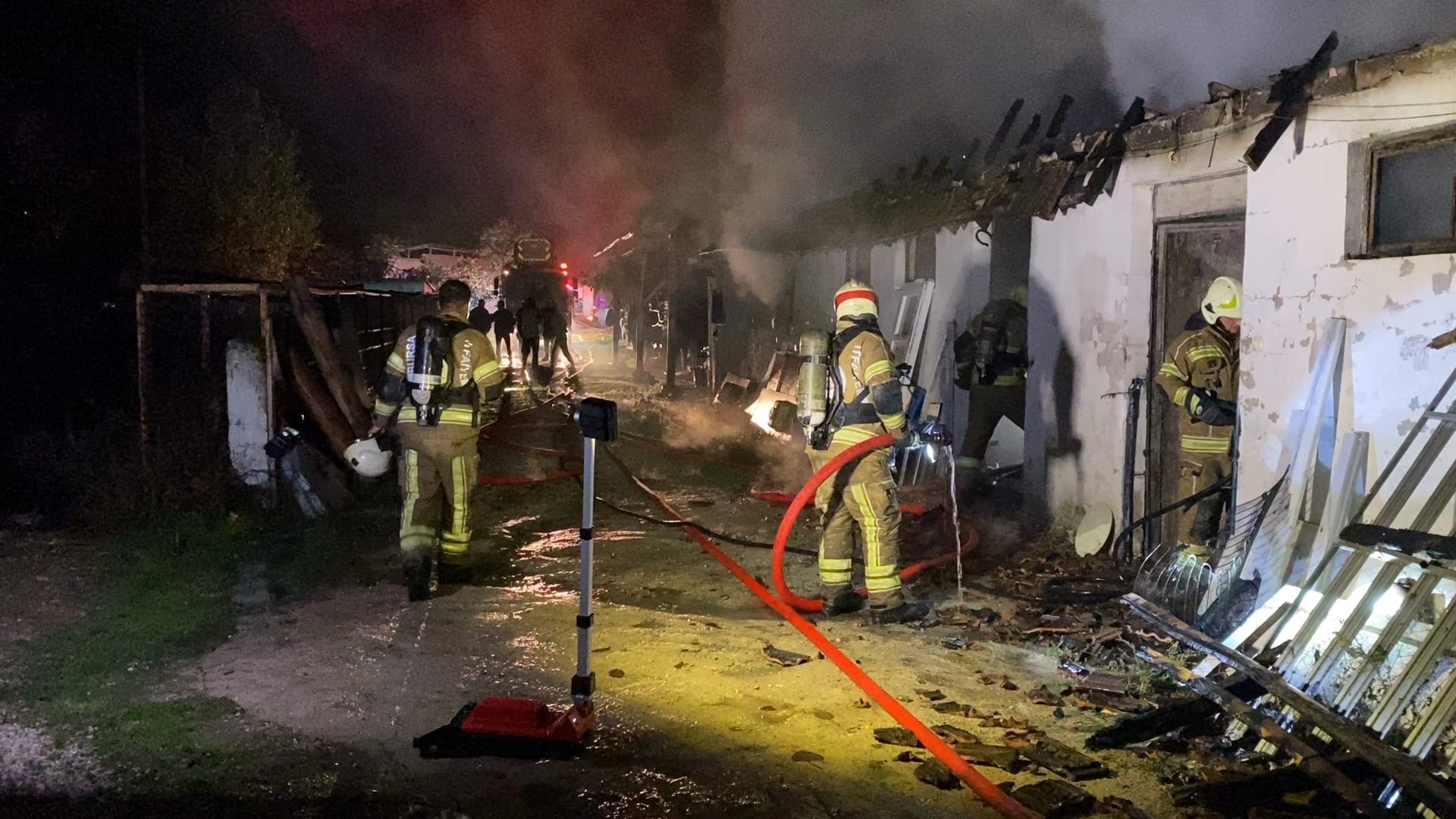 Bursa’da hayvan çiftliği alevlere teslim oldu