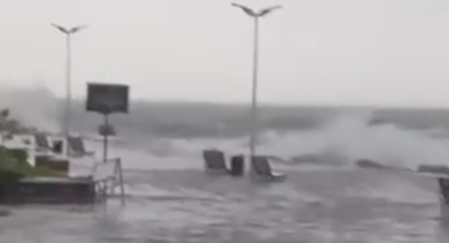 Mudanya'da Fırtına Denizle Karayı Birleştirdi