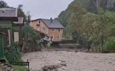 Sel suları dere kenarındaki evi böyle yıktı 