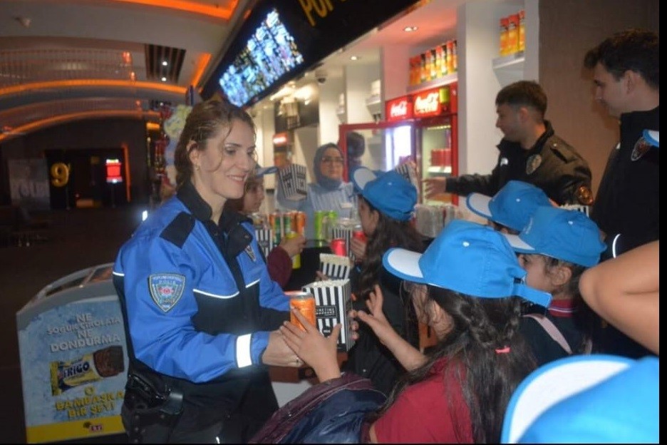 Bursa Polisi 48 Öğrenciyi Sinemayla Buluşturdu