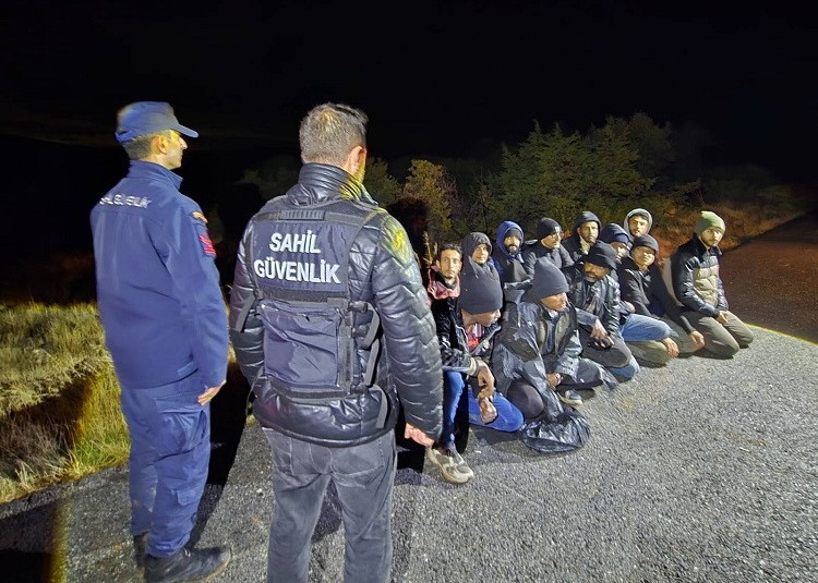 Mobil radar tespit etti, kaçak göçmenler yakalandı