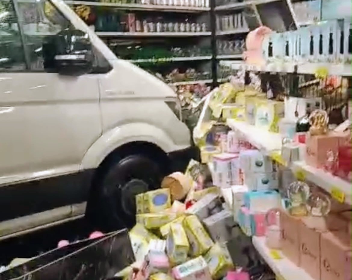 Servis Aracı Mağazaya Daldı