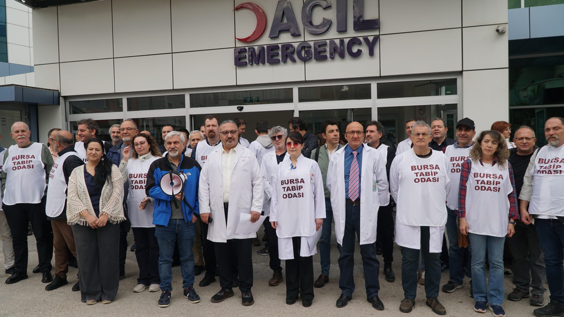 Hekimlerden Özel Hastane Önünde Maaş Isyanı