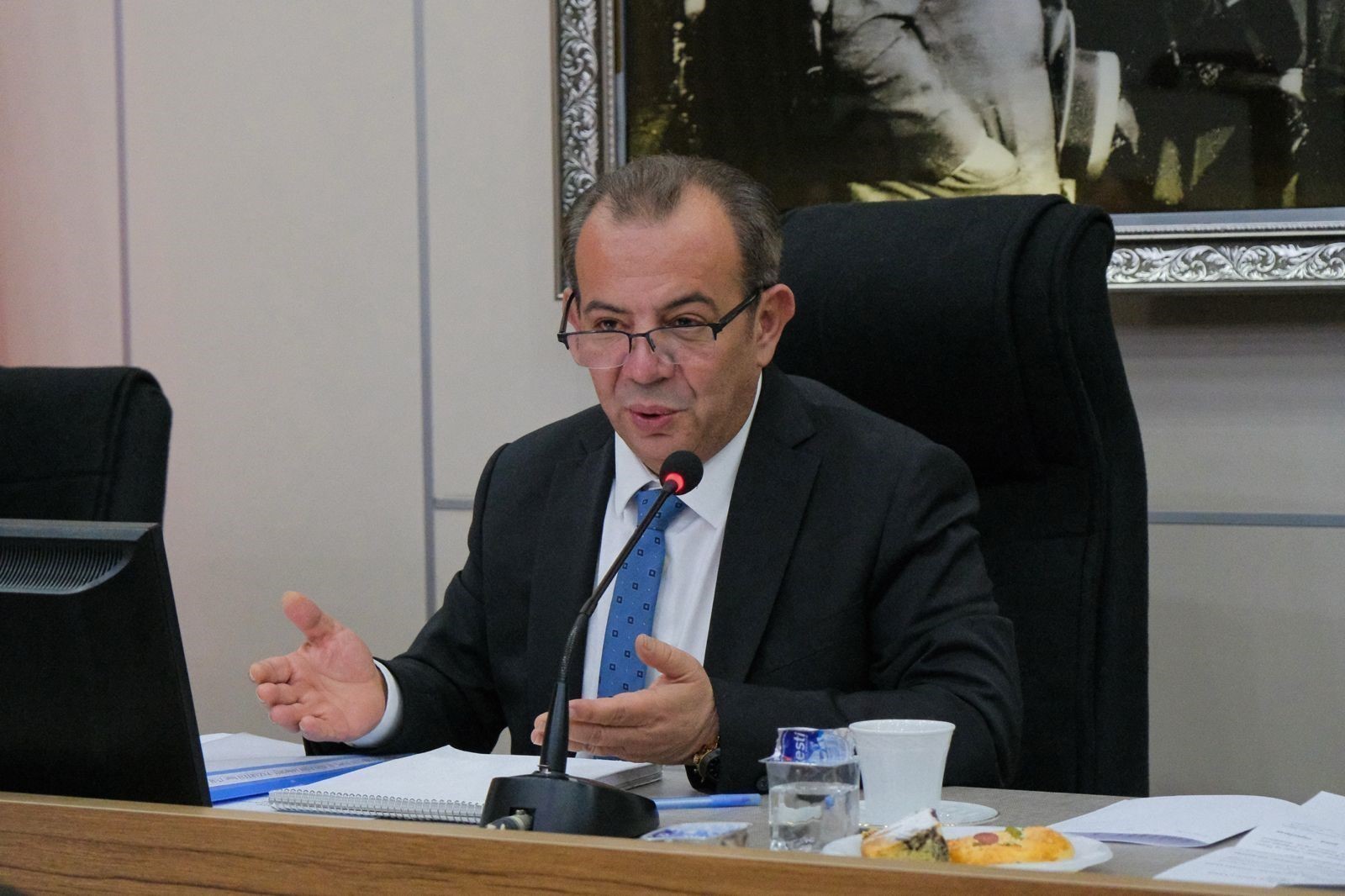 Özcan'dan Hiciv Dolu Savunma: Evdeki Kedi Gibi Oturacağım