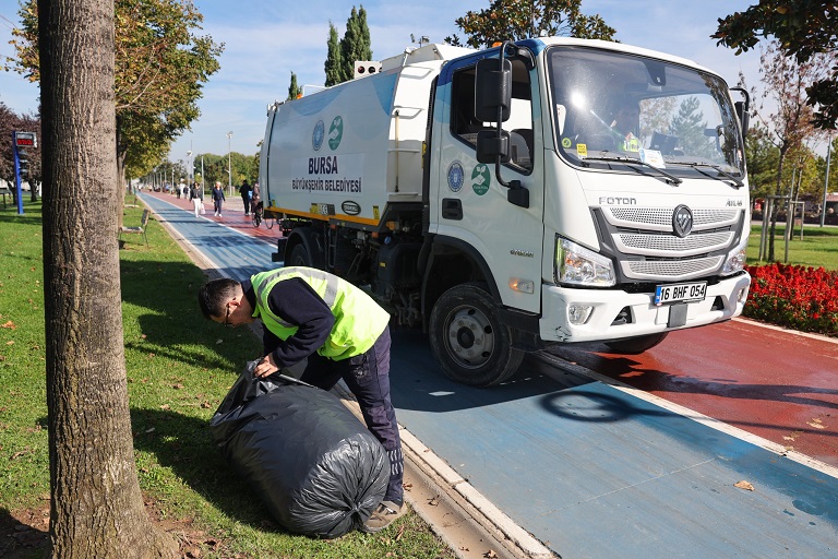 Büyükşehir’den park ve bahçelere düzenli bakım