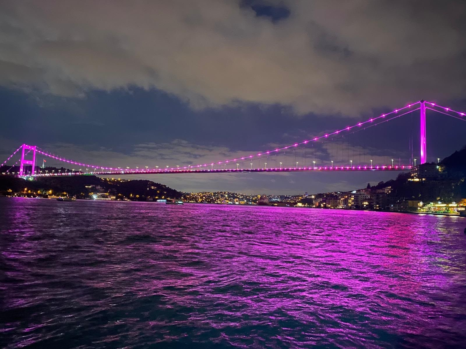 15 Temmuz Köprüsü Pembe Renge Büründü