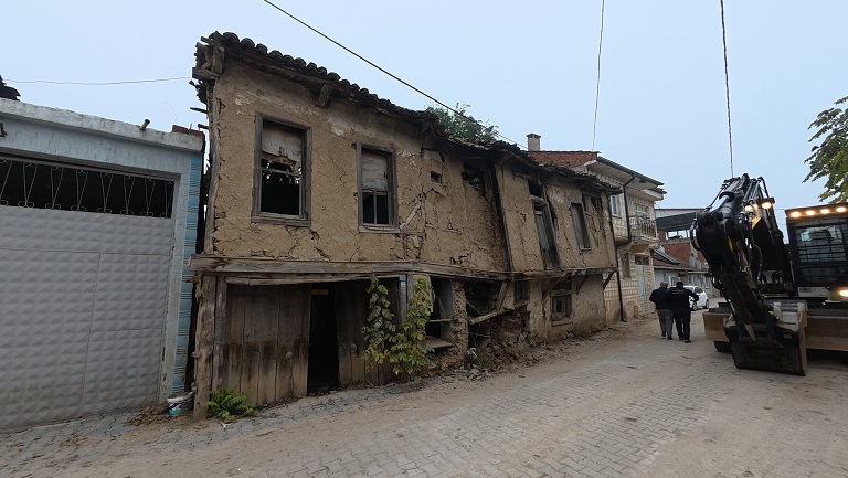Yenişehir'in kırsal mahallelerinde metruk binalar yıkılıyor