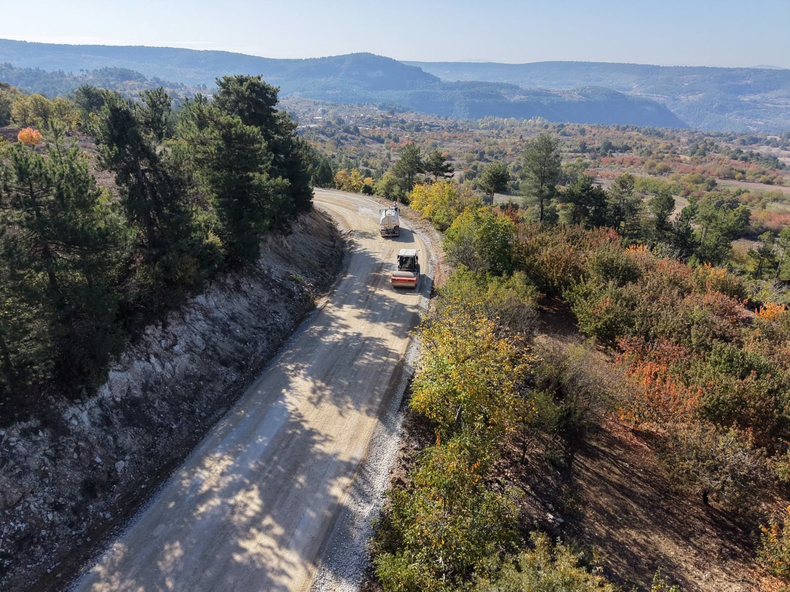Keles'in üç mahallesinde yol mesaisi