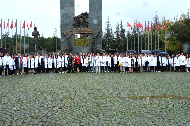 Hekim adayları beyaz önlüklerini giydiler
