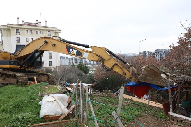 Nilüfer Belediyesi Balkan Mahallesi’nde Kaçak Barakaları Yıktı