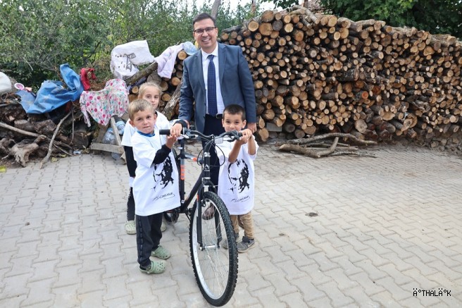 Nilüfer Belediyesi’nden Minik Hamza’ya Bisiklet Sürprizi