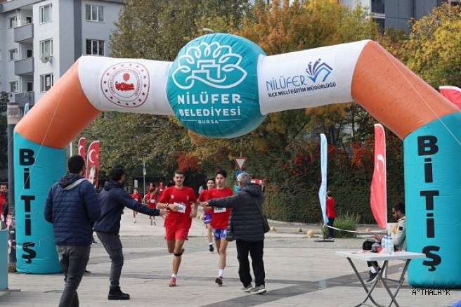 Nilüfer’de Binden Fazla Öğrenci Cumhuriyet İçin Koştu