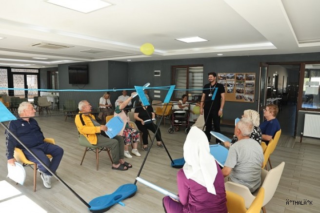 Nilüfer’de Huzurevi Sakinleri “Balon Voleybolu” İle Eğlendi