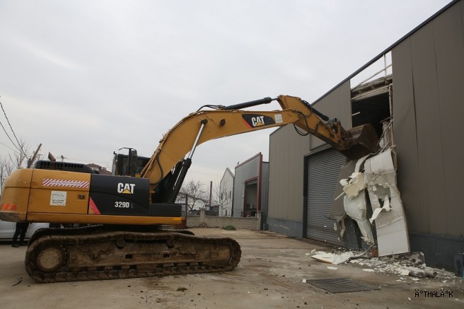 Nilüfer’de İki Kaçak İş Yeri Yıkıldı