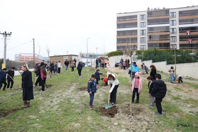 Nilüfer’de Minikler Doğa İçin Fidan Dikti