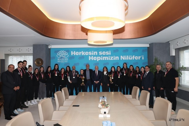 Nilüfer’in Şampiyon Kızları Kupaları Başkan Şadi Özdemir’e Getirdi