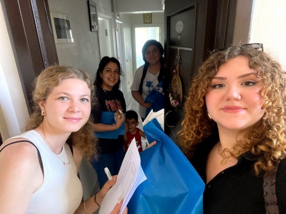 Öğrenciler Kapı Kapı Dolaşılarak Halka Çevre Bilinci Kazandırıyor