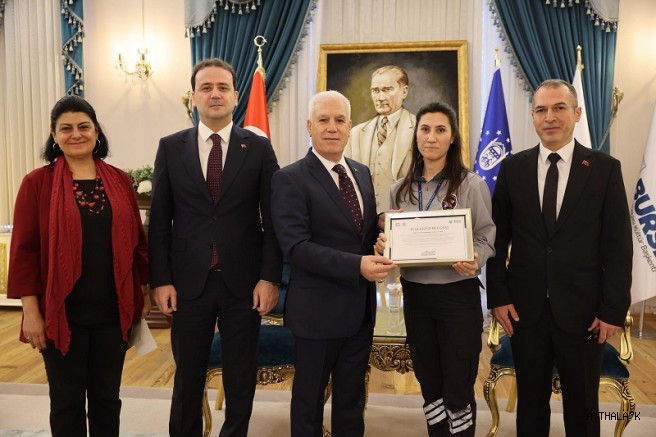 Örnek Güvenlik Görevlisine Başkan Bozbey’den Tebrik