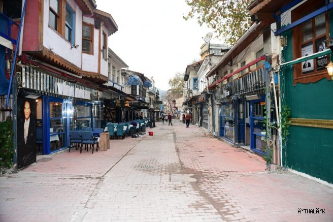 Osmangazi Belediyesi, Arap Şükrü Sokağı’nı Tarihi Kimliğine Kavuşturuyor