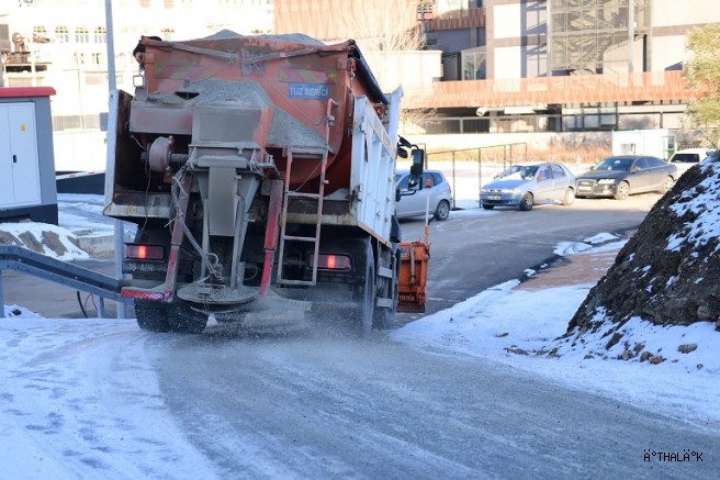 Osmangazi Belediyesi Ekipleri Tuzlama Çalışmalarını Sürdürüyor
