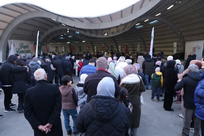 Osmangazi Belediyesi’nin İftar Sofrasında Yüzlerce Kişi Bir Araya Geldi 