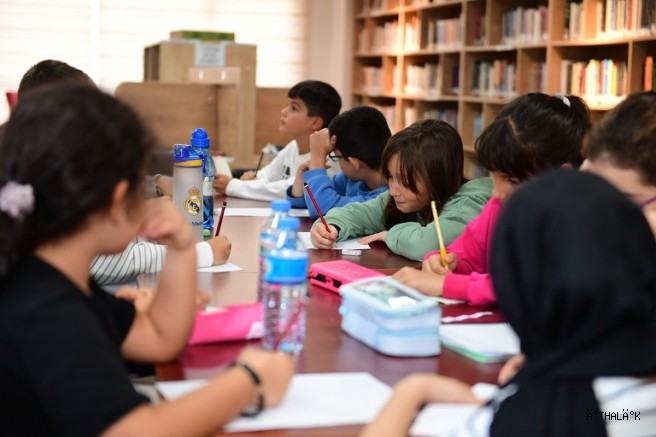 Osmangazi’de Çocuklar Hayallerini Kağıda Döküyor