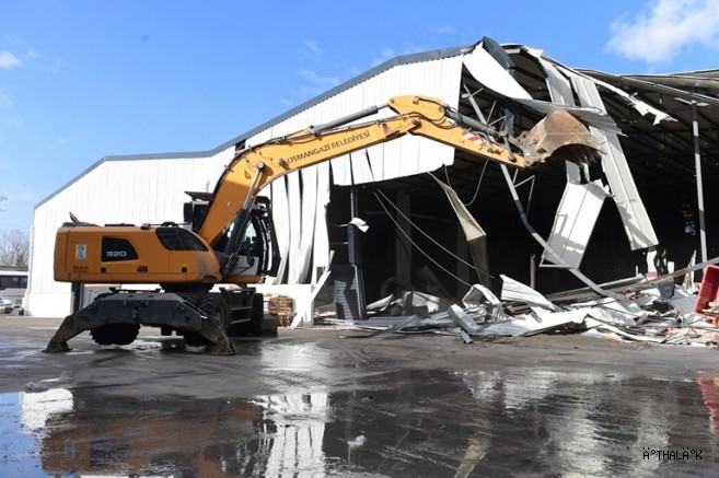 Osmangazi’de Tarım Arazilerindeki Kaçak Depolar Yıkılıyor 