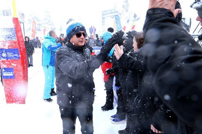 Osmangazi’den Uludağ’da Nefes Kesen Kar Voleybolu Şöleni 