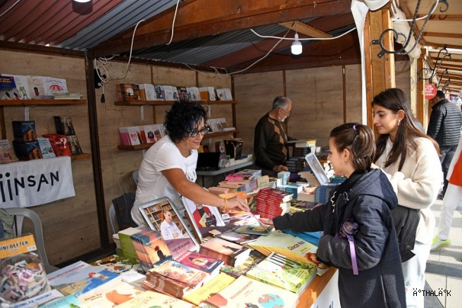 Osmangazi Kitap Fuarı’na Edebiyatseverlerden Yoğun İlgi 