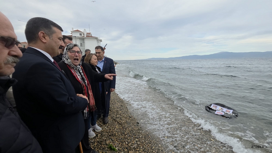 Pakize Anne Mudanya'da Denize Siyah Çelenk Bıraktı