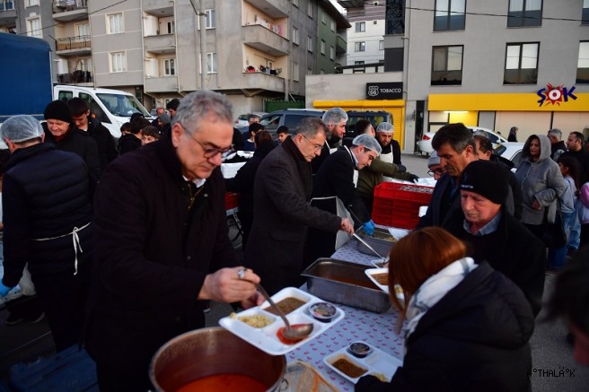 Ramazan Bereketi Geçit Mahallesi’nde Aynı Sofrada Paylaşıldı 