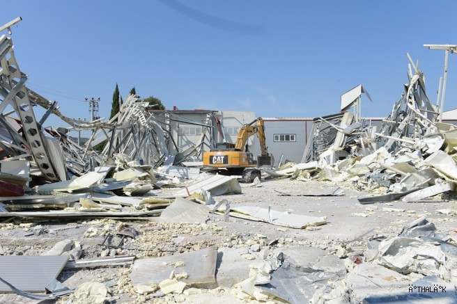 Tahtalı Mahallesi’nde 3 Kaçak Yapı Yıkıldı