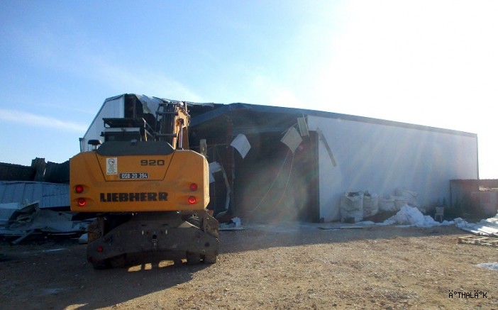 Tarım Arazisine İnşa Edilen Kaçak Depo Yıkıldı