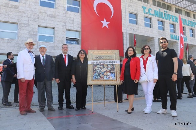 TMMOB Mimarlar Odası Bursa Şubesi Yönetimi, Atatürk Anıtı’na Çelenk Sundu