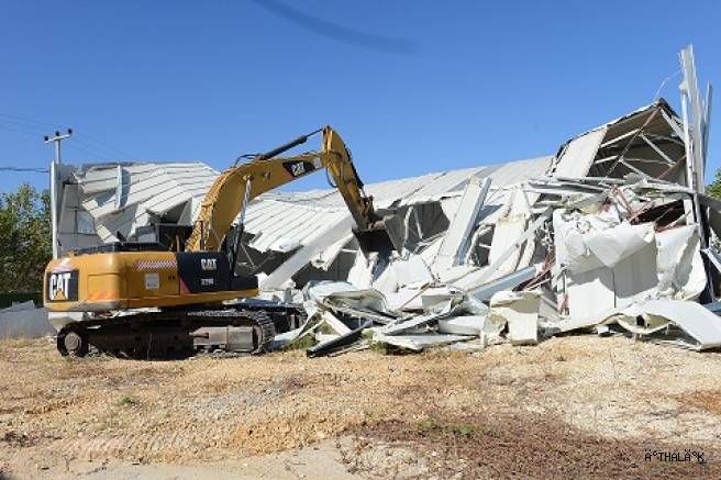 Ürünlü’de 2 Kaçak Yapı Yıkıldı