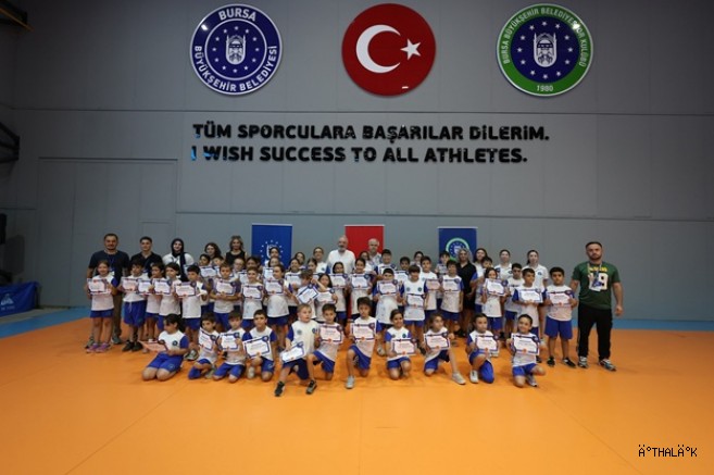 Yaz Spor Okulları'nda Çocuklar Sertifikalarına Kavuştu