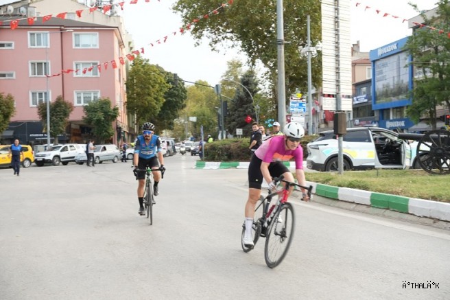 Yenişehir'de 32 Yıl Sonra Bisiklet Yarışı Düzenlendi