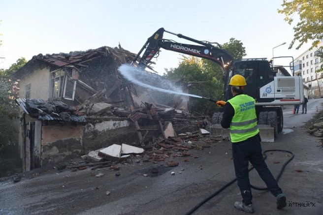 Yıldırım'da Metruk Bina Temizliği Sürüyor