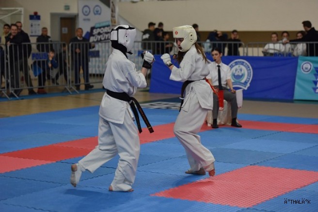 Yıldırımlı Karatecilerden Madalya Yağmuru