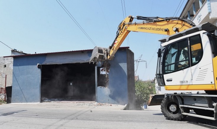 Yüksek Gerilim Hattına Yapılan Kaçak İş Yeri Yıkıldı
